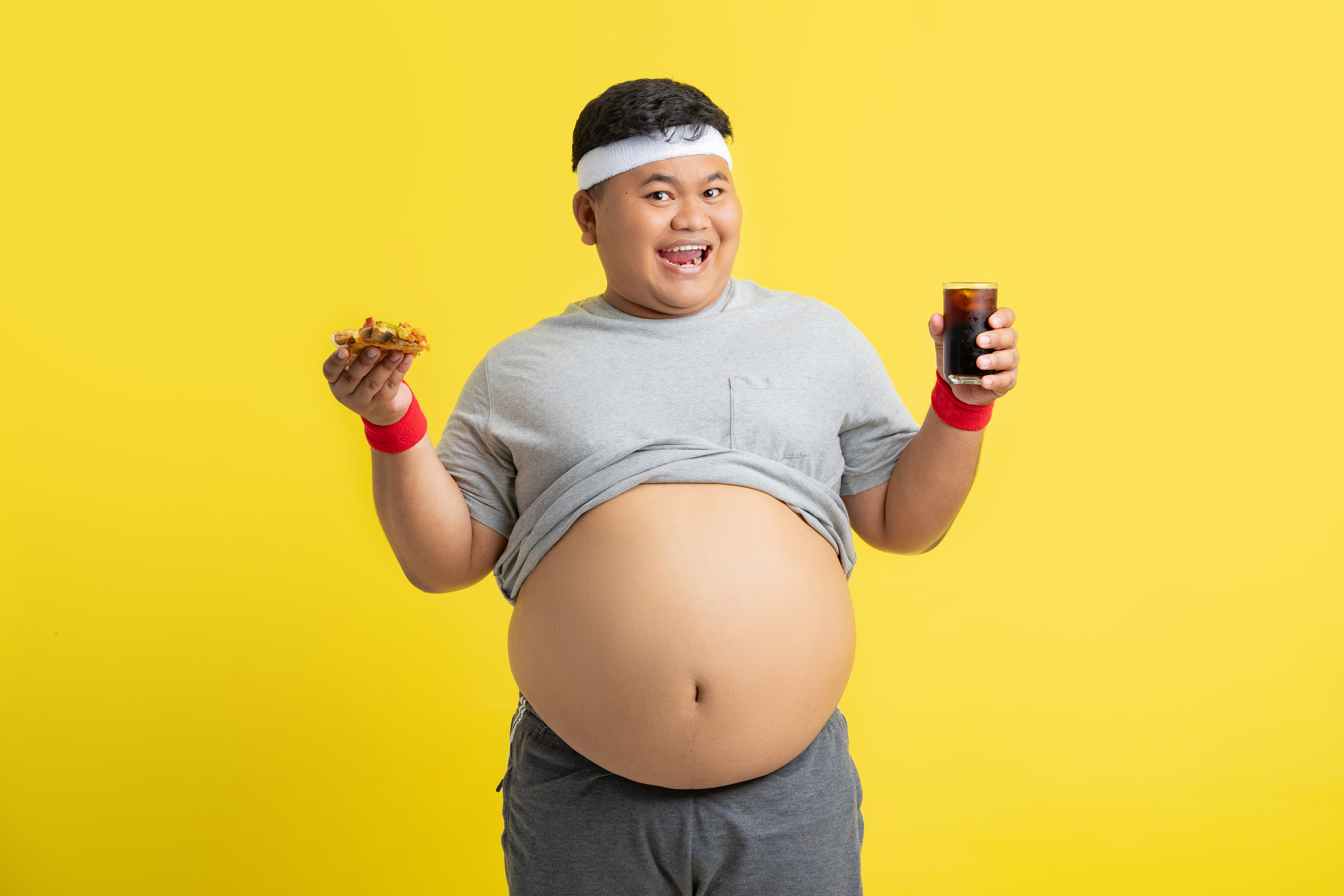 Fat men are happy with eating cola and pizza. Before exercise
