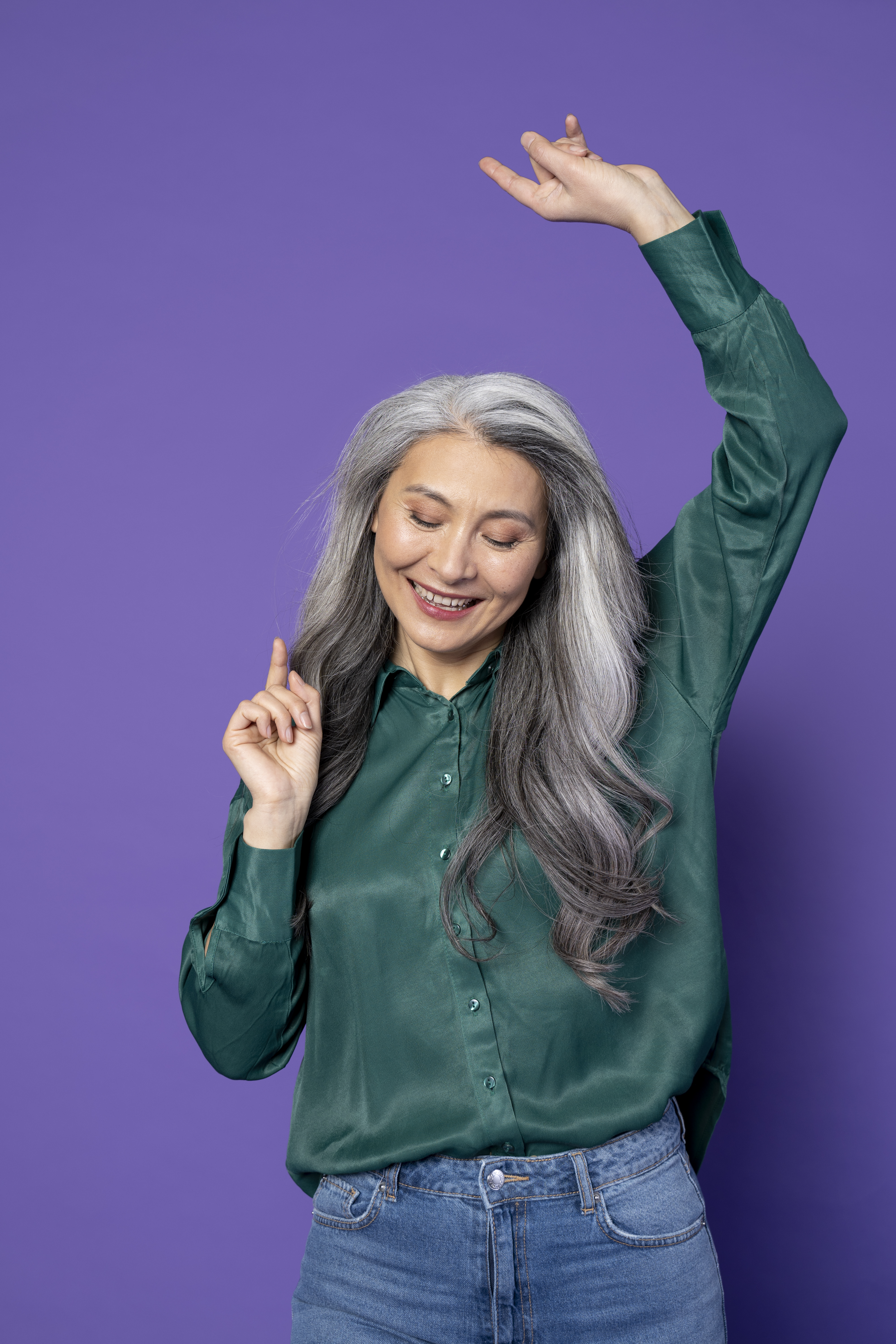 medium-shot-smiley-woman-with-purple-background